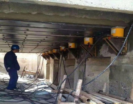 千斤頂助力橋梁改造工程
