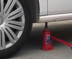 修理汽車時液壓千斤頂倒塌,車輛受損,誰該擔責