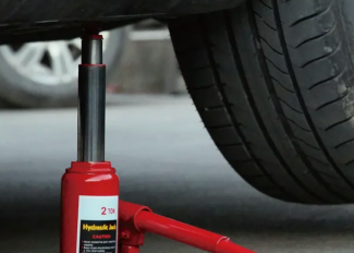 用液壓千斤頂頂車頂出坑保險會賠付嗎