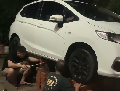 往車輪下墊磚需要借助液壓千斤頂工具