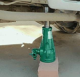 螺旋千斤頂參與車輛后橋膠套更換過程